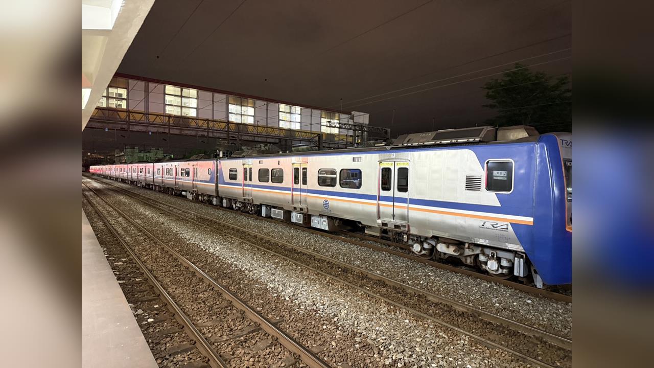 快新聞／台鐵4221次區間車驚傳「冒火花」！故障延誤近1小時