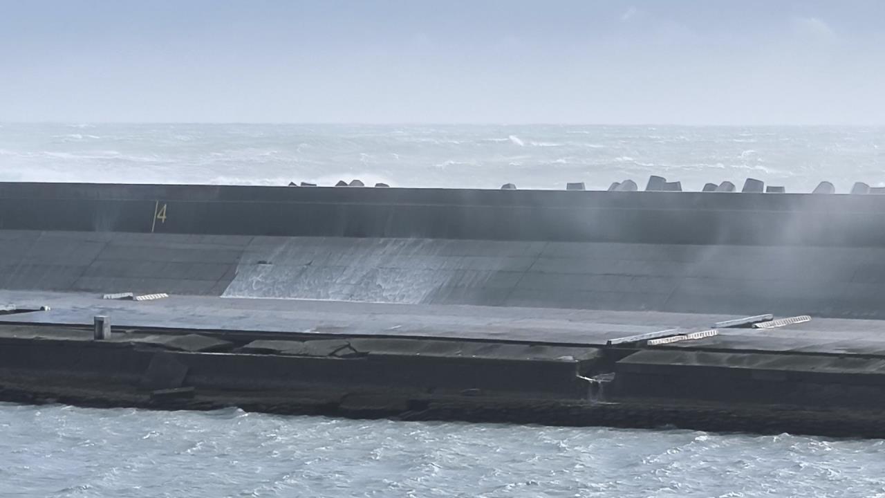 風浪大落海！蘇澳港吊車駕駛仍失聯　花蓮港燈塔作業施工4人及時獲救