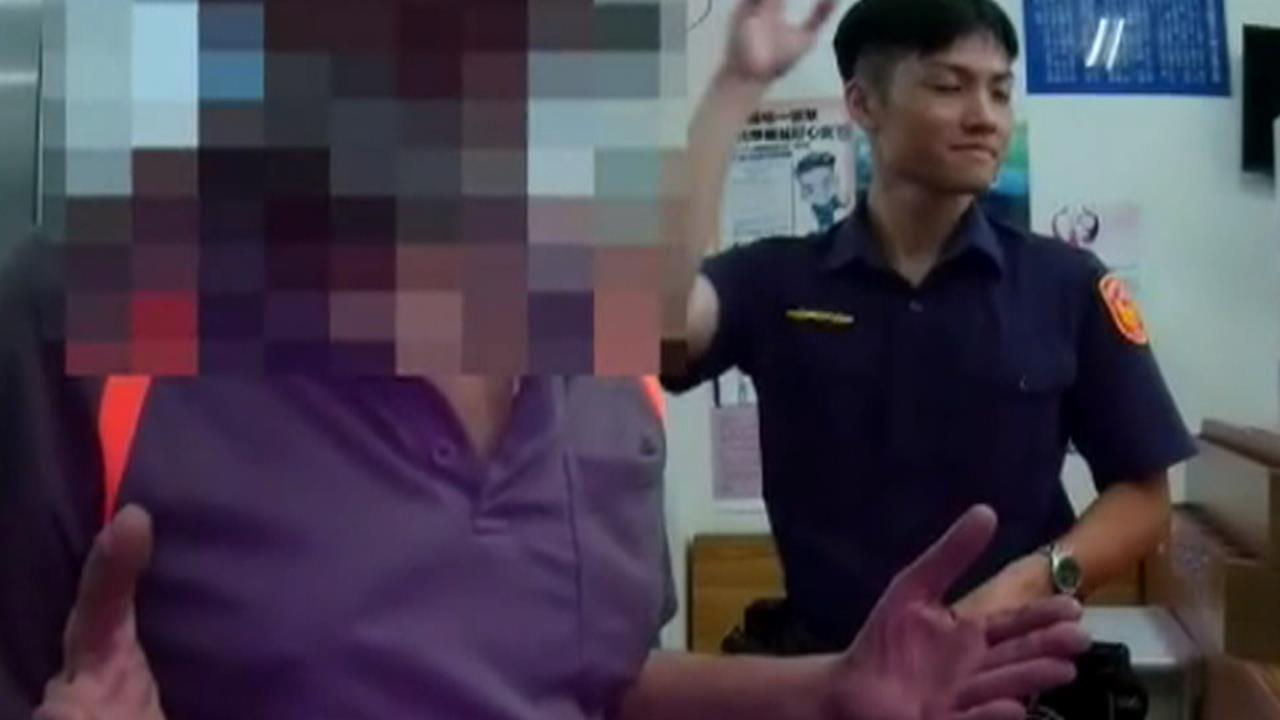 派出所秒變舞台！印度籍男突深情開唱　喊「我愛台灣、我愛警察」