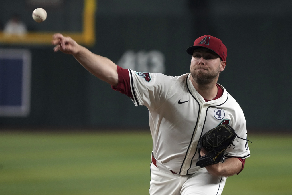 MLB(影)/「我手肘完了。」 響尾蛇賽揚王牌傷退將接受MRI檢查
