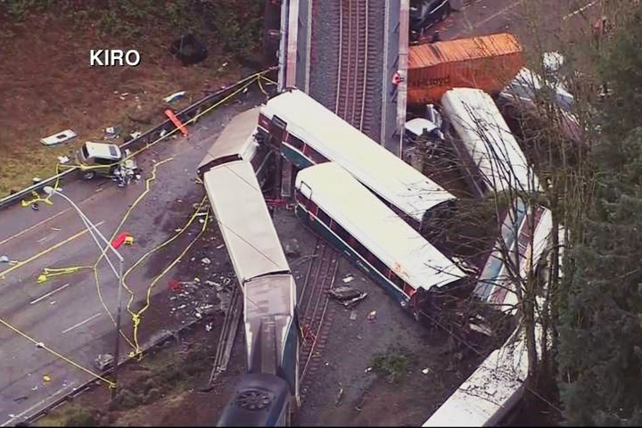 美國火車脫軌墜公路 傳至少6死77傷