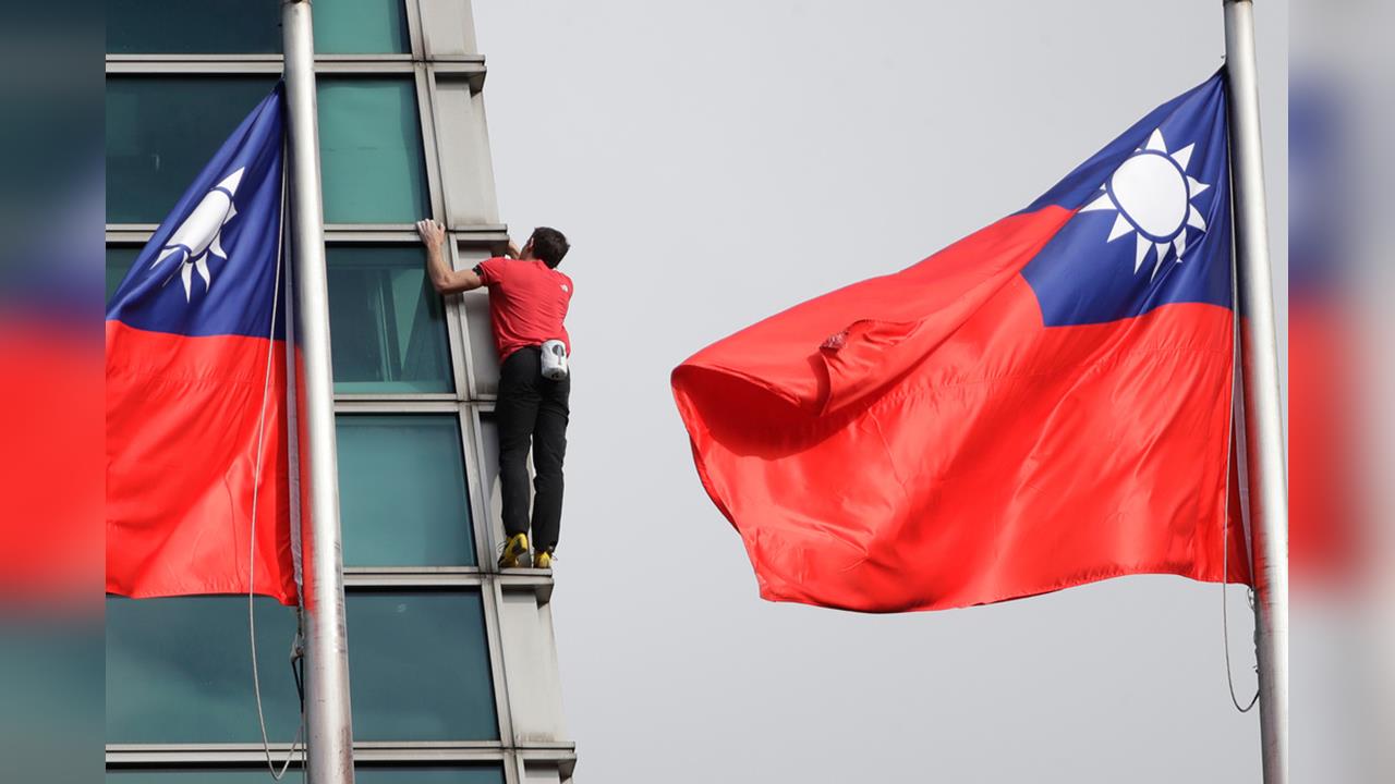 快新聞／霍諾德徒手攀登台北101「抓緊就沒事」　國旗飄揚畫面登上外媒