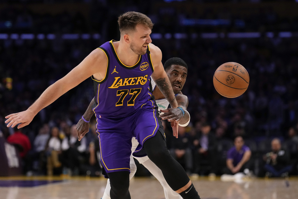 NBA(影)／轉隊後首度對決獨行俠　D77拿大三元率湖人贏球卻說：比賽氣氛很詭異