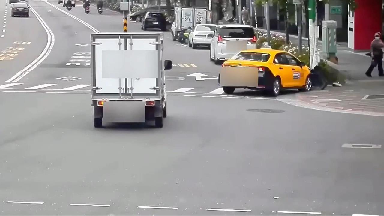 小黃運將不熟路況　開車沿路找門牌　衝上人行道撞到行人﹑直撞燈桿