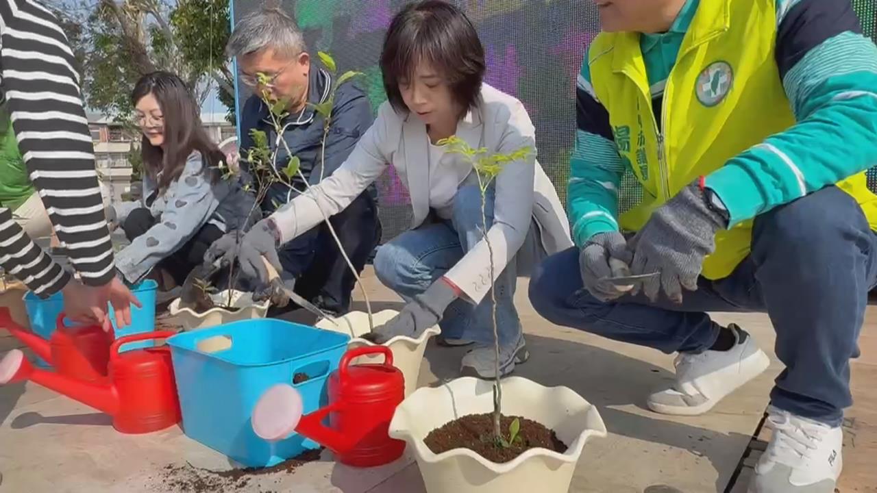 站台致詞長者突昏倒　何欣純急忙轉身救援幸無大礙