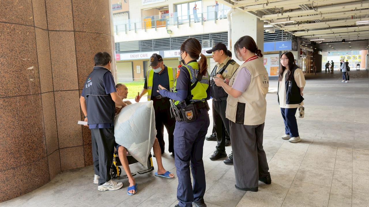 快新聞／整頓台中火車站！中市政府推「街友行李管制區」　宣導試辦一個月