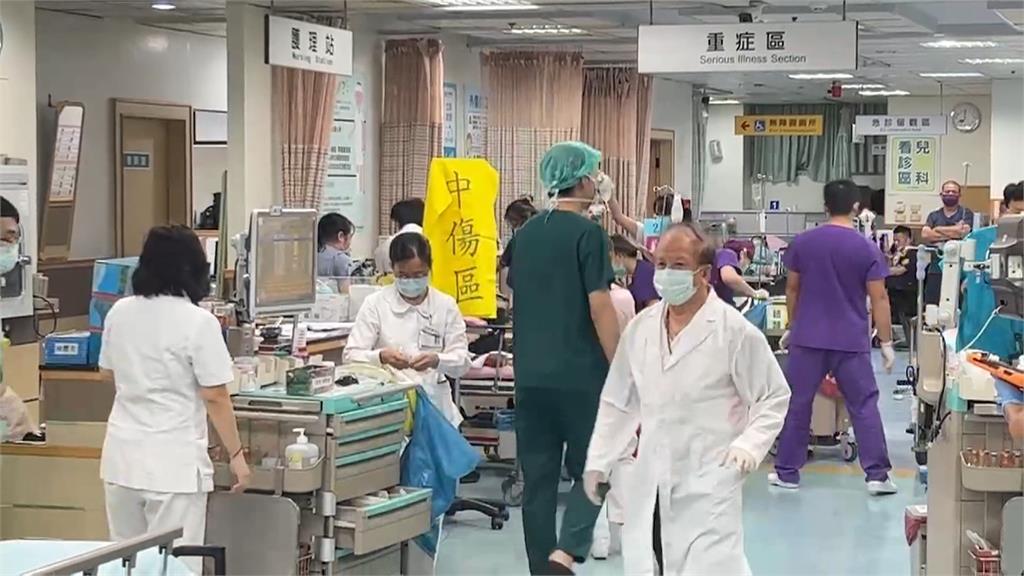 醫師跪地搶救與死神拔河　榮總急召回150名醫護