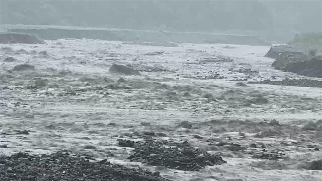 雨灌不停！「杜蘇芮」暴風圈壟罩南台灣　屏東「西大武山」測站　累積雨量破千毫米