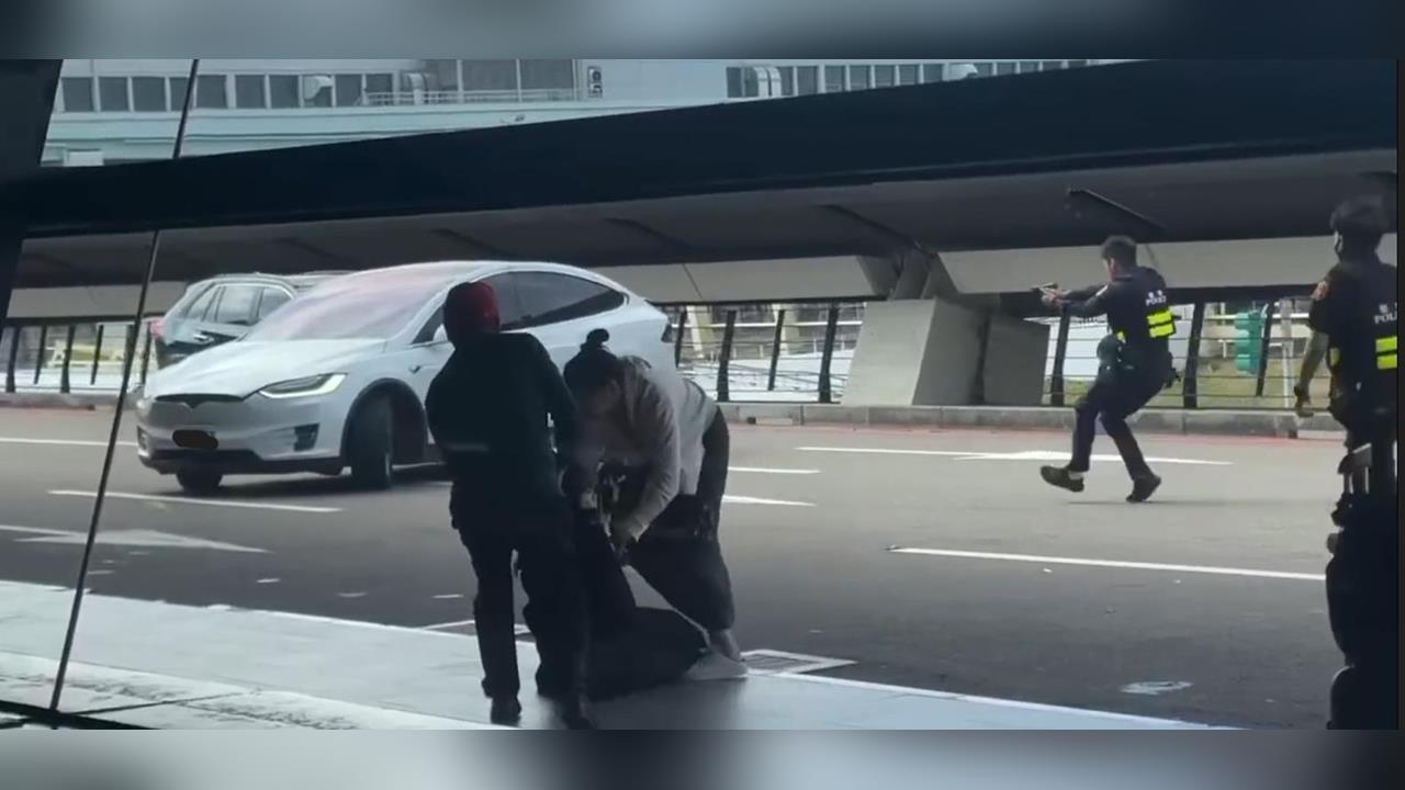 特斯拉違法攬客「被警開8槍」!車上港女「遭甩噴飛」:以為會死在台北