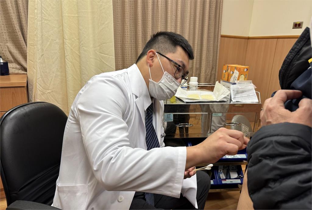 什麼症狀都沒   幸運！7旬翁健檢「順口一問」竟揪食道癌