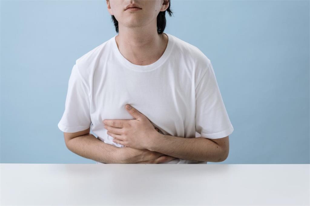 日男星狂拉血7次誤信AI是痔瘡 這些要命「憩室出血」警訊不能拖!