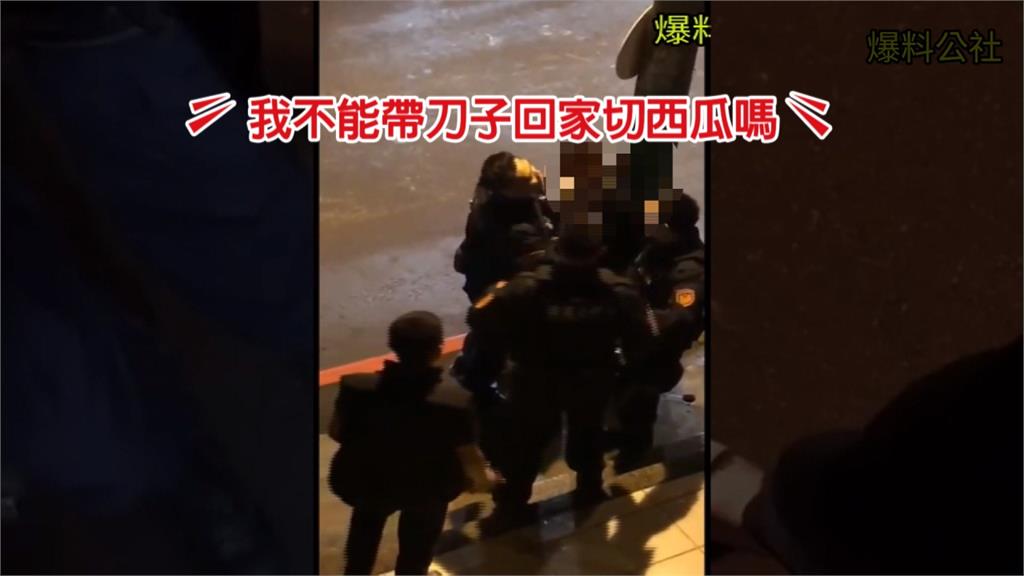 遭盤查情緒失控！男子出手推倒員警咆哮叫囂