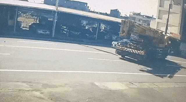快新聞／高雄吊車欲左轉「橫越車道」　18歲騎士閃避不及「連人帶車」捲進車輪不治