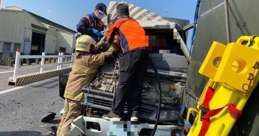 國8路口3車猛撞 水肥車車頭爛成鐵餅2人受困命懸一線