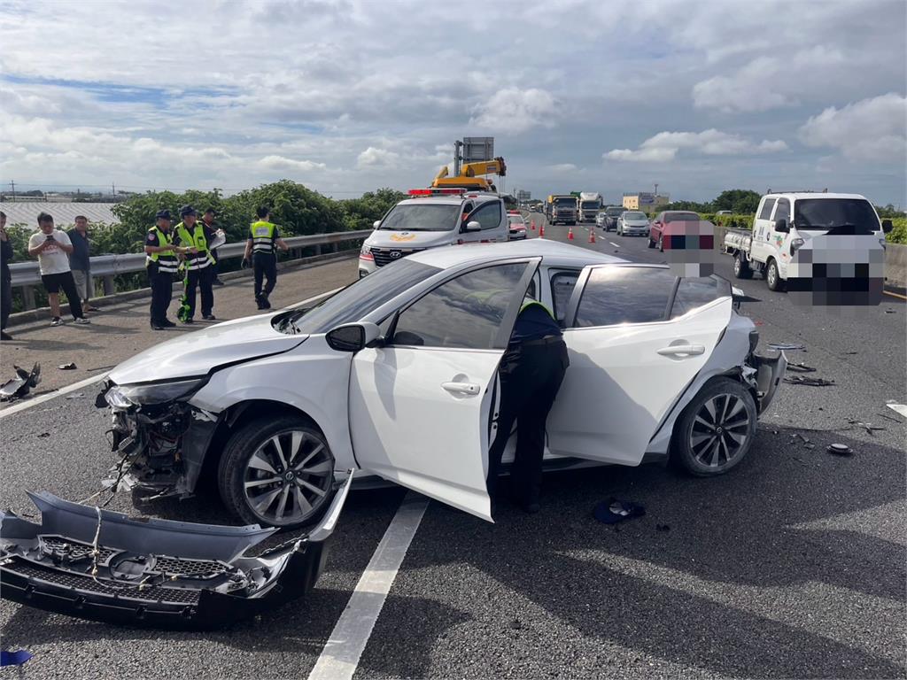 快新聞／國1北虎尾段嚴重車禍！轎車尾遭撞爛　　1命危1重傷3輕傷搶救中