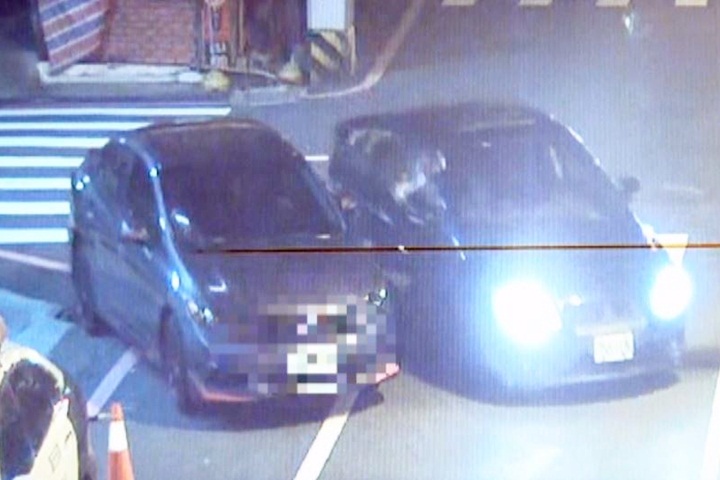 疑債務糾紛飛車追逐 派出所前狠砸車