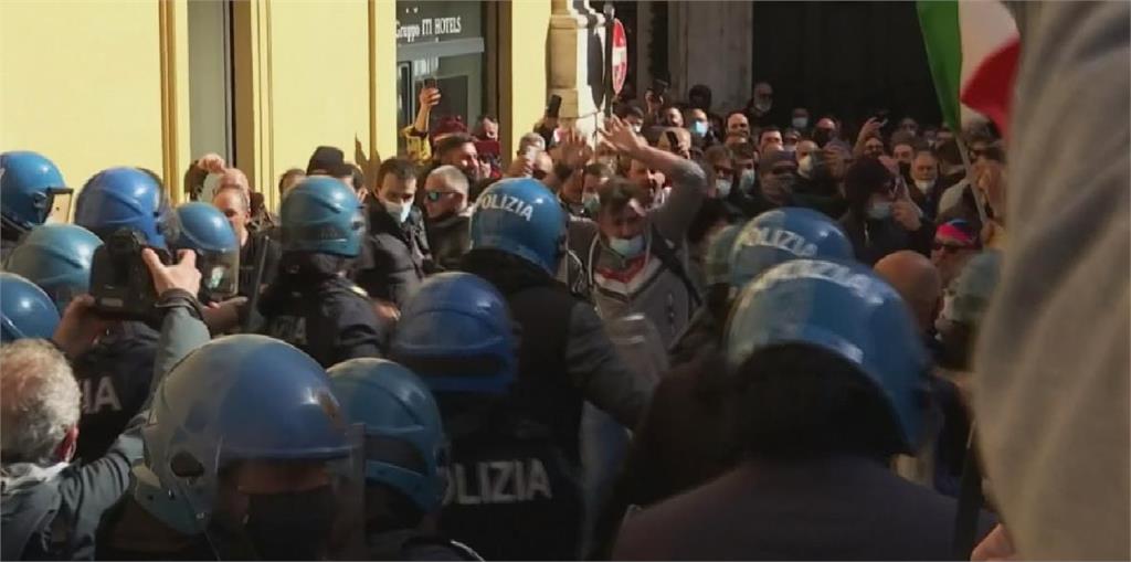 抗議防疫政策 義大利餐廳老闆上街示威