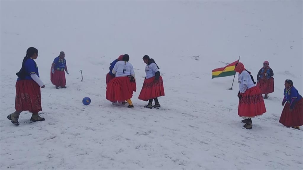 挑戰6088公尺高山　玻利維亞婦女登山隊登頂踢足球