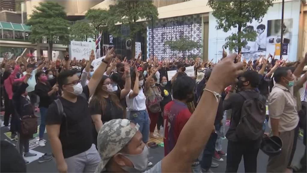 泰國示威民眾再上街頭 舉"三指手勢"誓言抗爭到底
