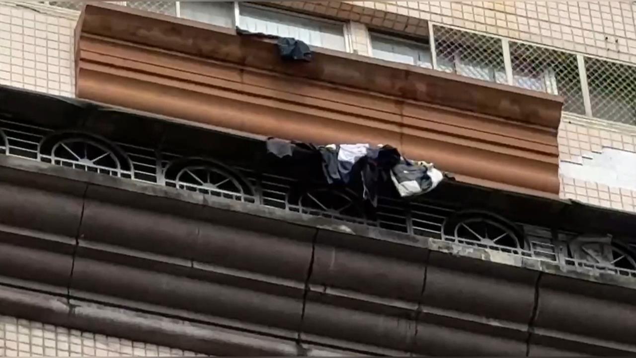 台中大樓住戶疑情緒失控！　「反鎖屋內」雜物狂往窗外丟