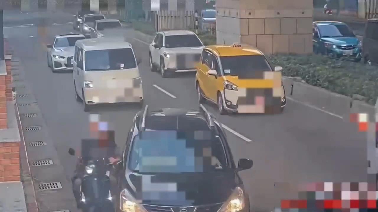 水瓶卡煞車板釀禍！　女開車擦撞機車　撞防撞桿整輛側翻