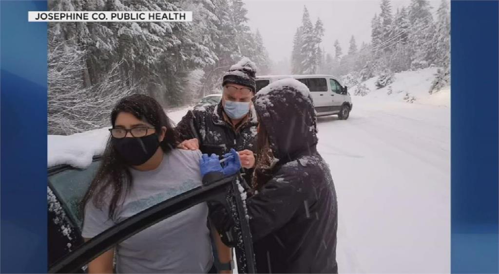 遇暴風雪受困路上 美國公衛人員就地施打疫苗