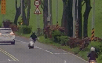 快新聞/機車失控釀憾事!板橋騎士突自撞燈桿 送醫急救仍不治