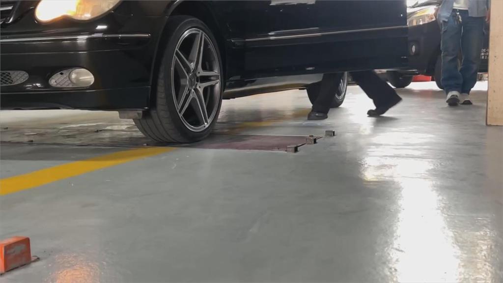 驗車換手未打入駐車檔！　　民眾：損車門、變速箱「錯誤很低級」