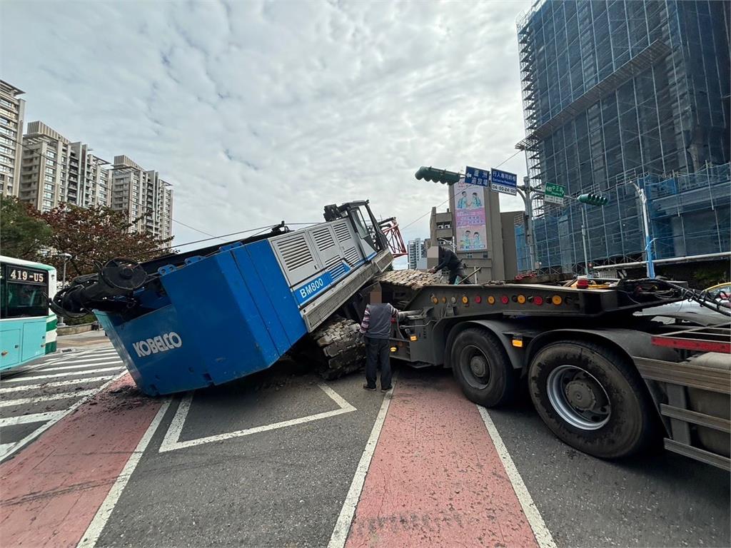 快新聞／新北蘆洲聯結車「大型機具」掉落！　占用外側車道驚險畫面曝光