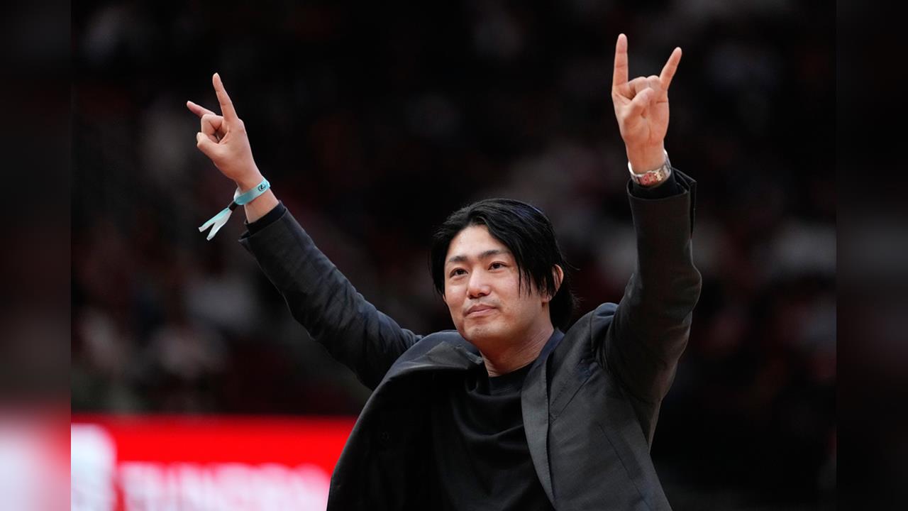 NBA(影)／今井達也看NBA火箭比賽！高舉「H-Town」手勢受到球迷熱烈歡迎