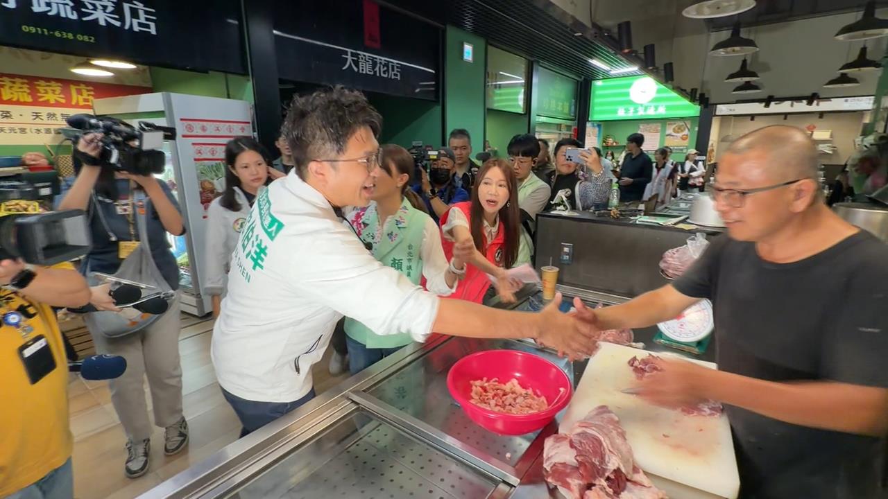 市場處長稱大龍市場「沒特色」　沈伯洋實地探訪攤商