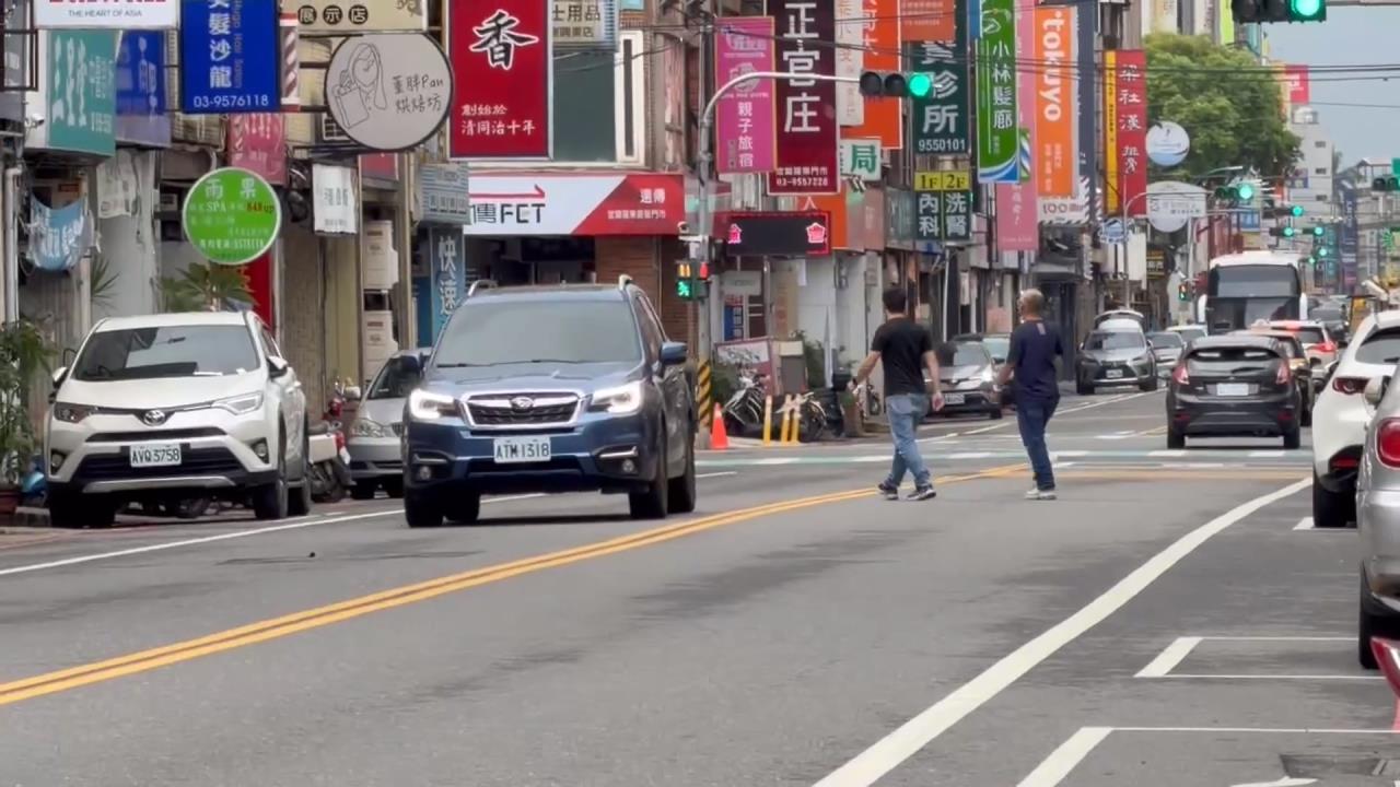貪圖方便！女子違規穿越馬路　外送員機車撞上倒地被壓車底