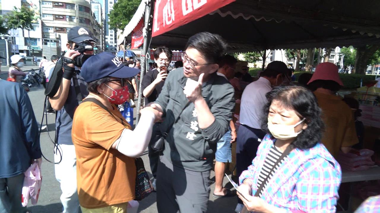 藍綠激戰高雄市 賴瑞隆拚敬老活動 柯志恩搶攻親子票