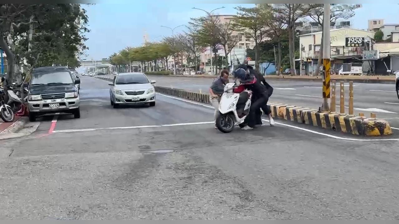 台中海線梧棲「這原因」風超大 騎士定格險翻車!民視記者合力救