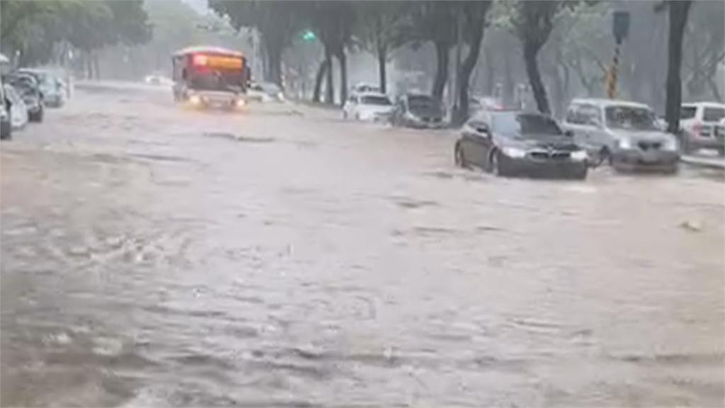 雷雨狂炸雙北多處積淹水　泰山區女兒牆塌壓毀整排機車
