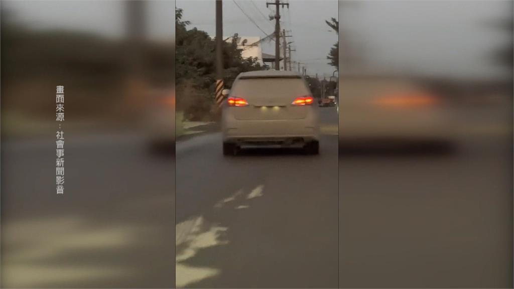 這條路經過「秒變灰車」！　車牌髒到看不見小心挨罰