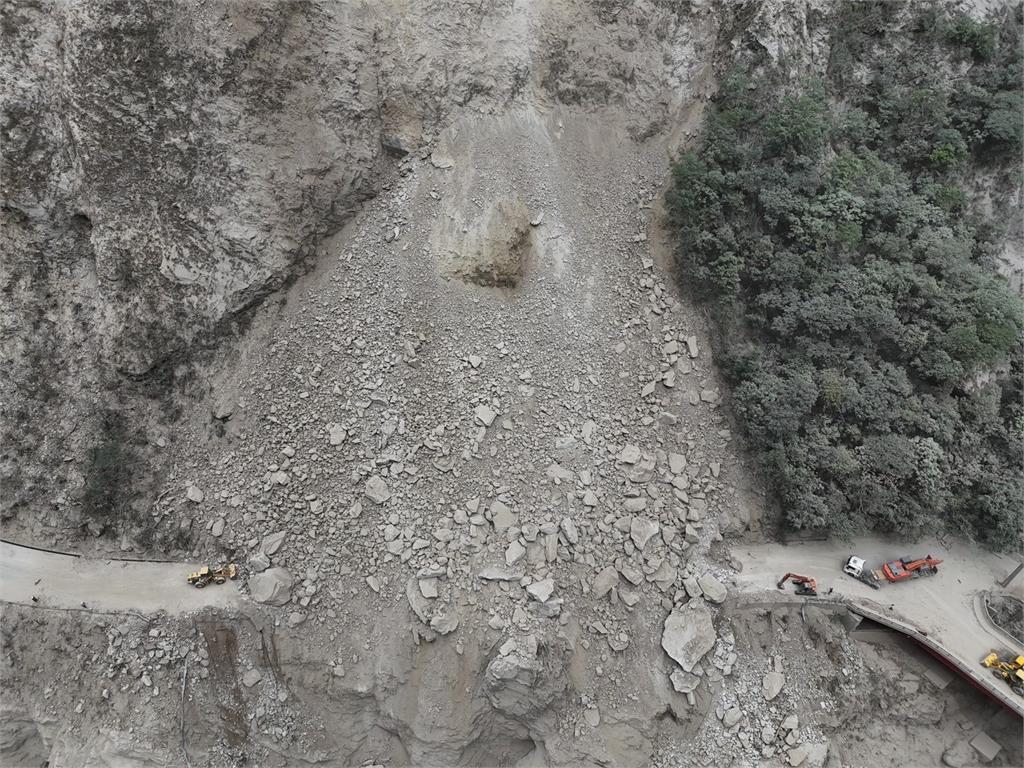 快新聞／駕駛山區請小心！中橫公路花蓮路段出現坍方　公路局估明下午5時搶通