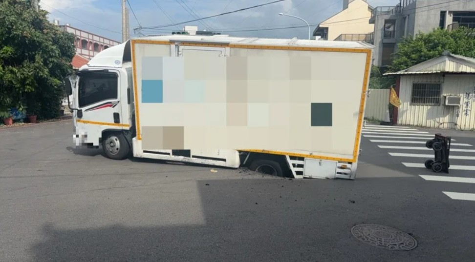 快新聞/駕駛嚇壞!台中路面驚現天坑 貨車行經車輪突陷落