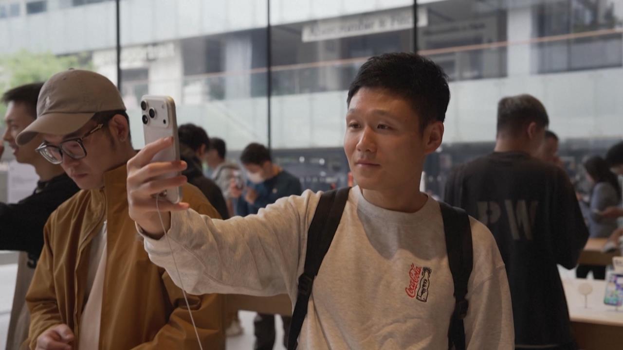 口嫌體正直！中國iPhone　17開賣　上百人夜排搶爆「買到斷貨」