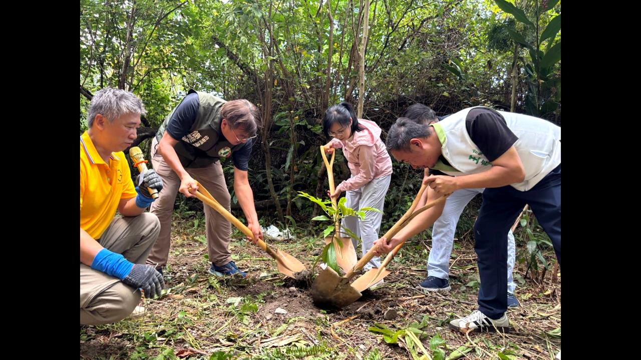 陳瑩攜彭啟明台東種樹　透過綠化保護居民生活