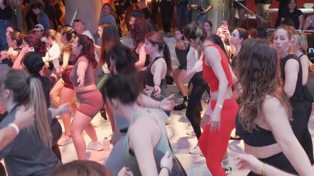 西班牙「晨間健康派對」正夯 年輕人早起穿運動服夜店跳舞