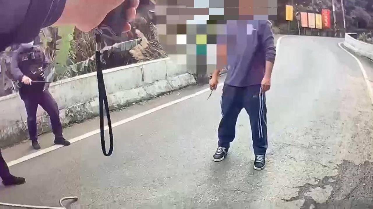 快新聞／龜山街頭驚見鐮刀男！揮刀咆哮喊「要找人」　警盾牌對峙畫面曝光