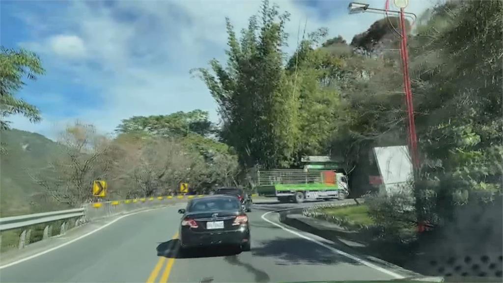 公路三寶多！南投菜車危險超車　三寶亂切車道滑手機被罵爆