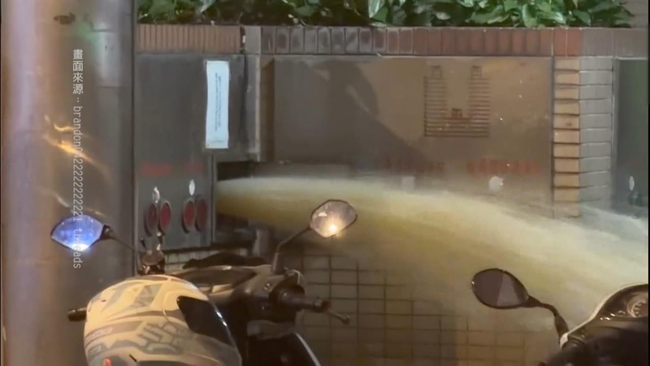 板橋消防採水口「大噴水」　水漫流1小時周邊淹水