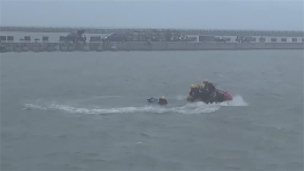 颱風天還是要釣魚！　為撿冰桶落海　釣客幸運獲救