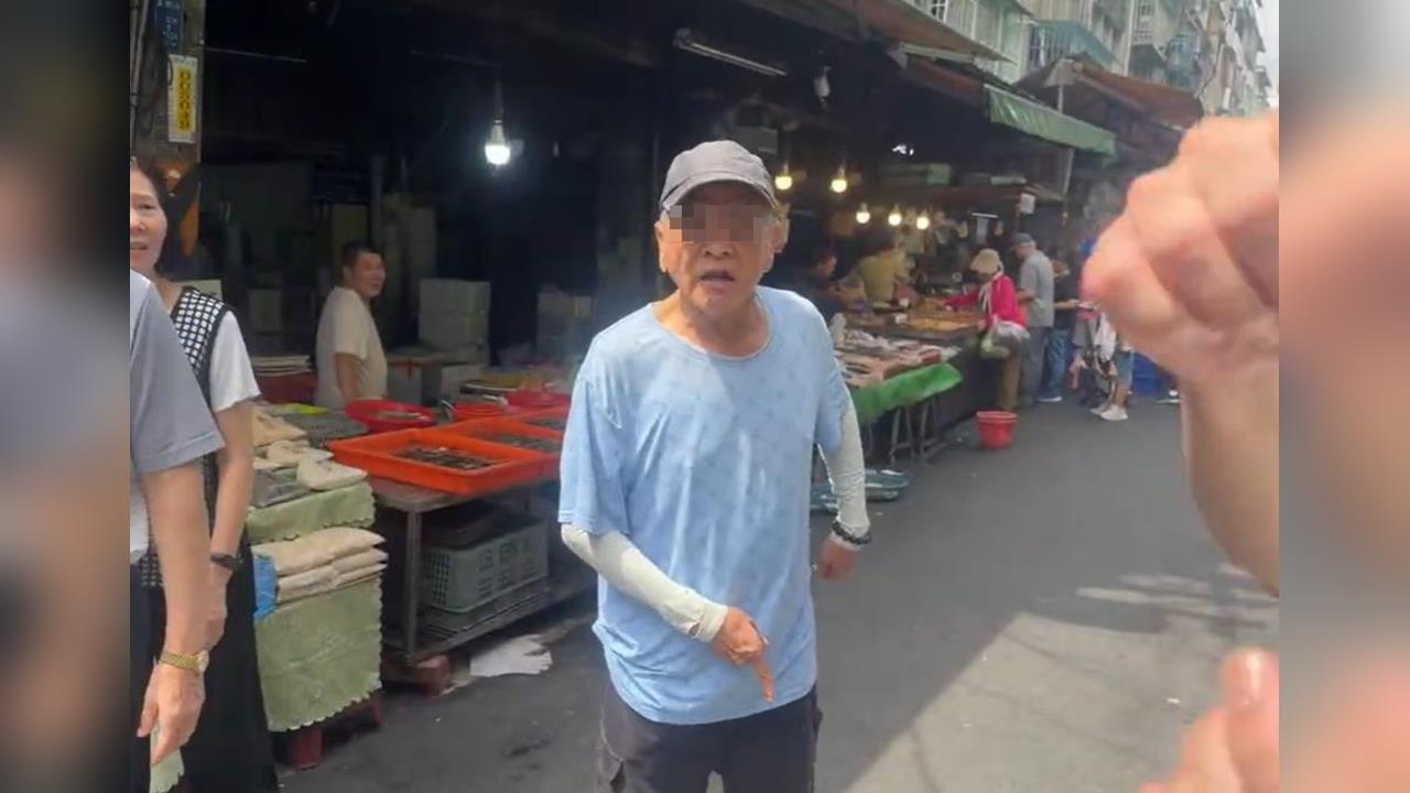 快新聞／葉元之市場掃街出事了！身旁女助理竟遭路人襲擊　雙方爆發衝突