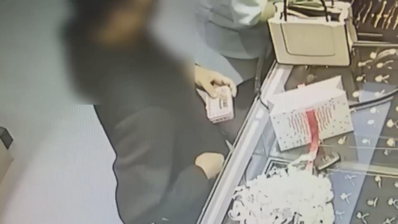 高雄女賣金鍊約秤重! 買家幫收拾"偷塞口袋" 騙領錢逃逸