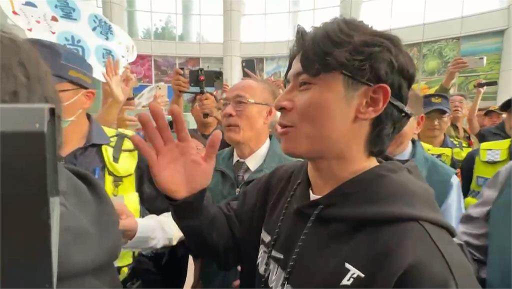 統一獅冠軍球員教練大遊行！　萬人擠爆台南市府
