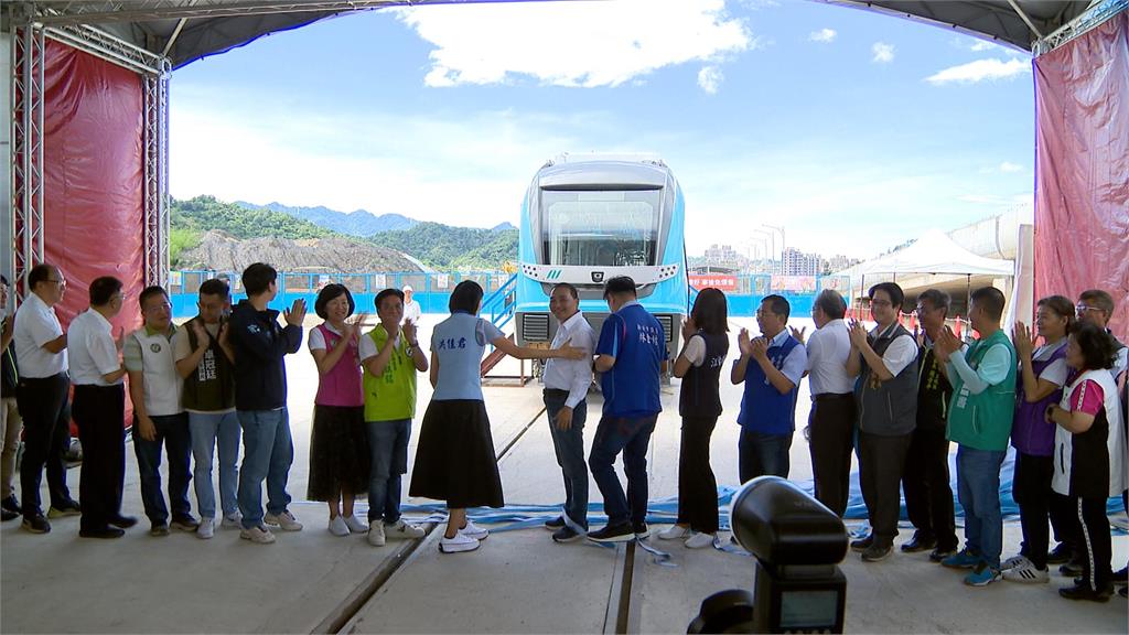 侯友宜開箱三鶯線首列車廂　內裝首度曝光