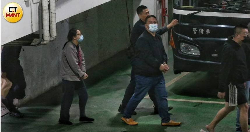 剴剴案今4度開庭!數百人法院外聲援 見惡保母囚車怒吼:唯一死刑